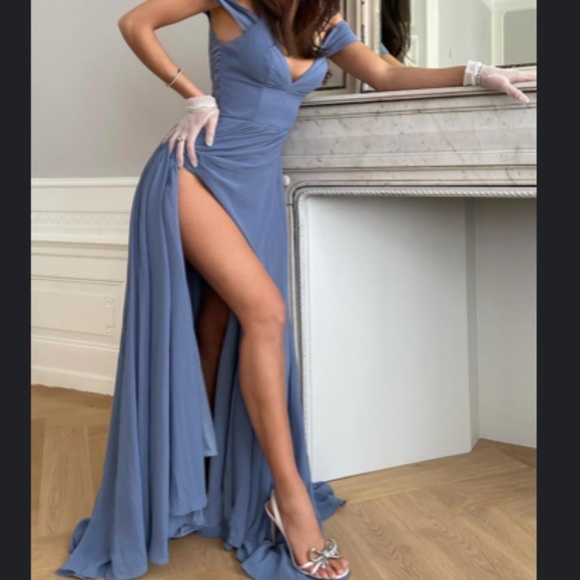 Beautiful blue off the shoulder gown - Picture 1 of 6